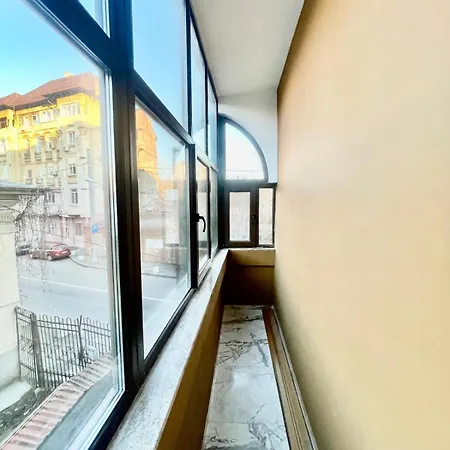 Large Three Bükreş