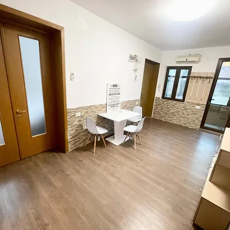 Large Three * Boekarest