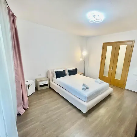 דירה Large Three