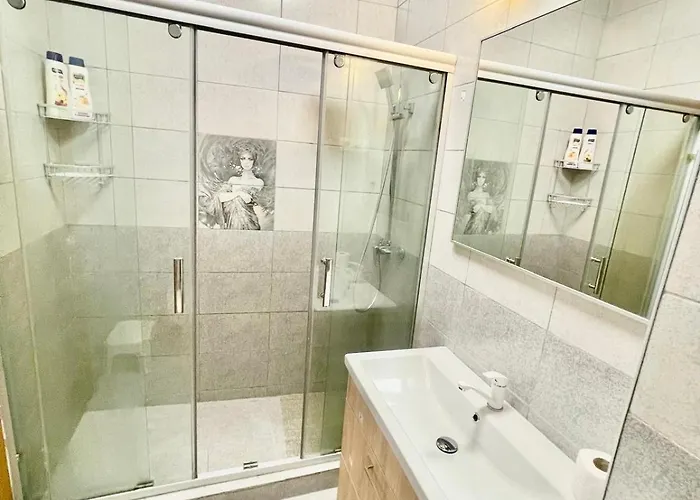 Large Three Appartement