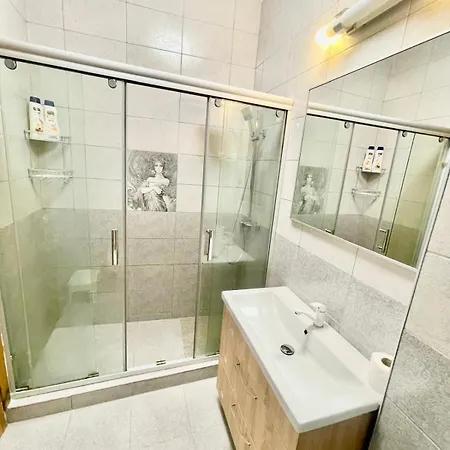 Large Three Appartement