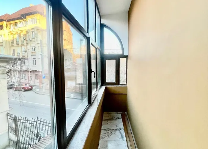 Large Three Бухарест